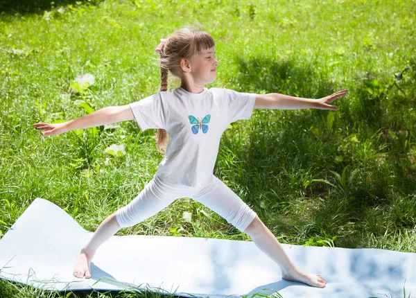 Menina fazendo exercícios no parque — Fotografia de Stock