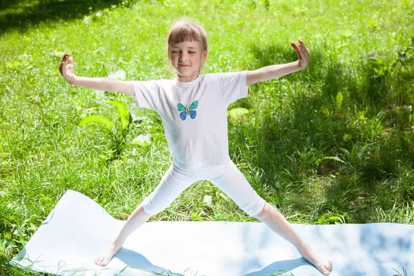 Niña haciendo ejercicios en el parque — Foto de Stock