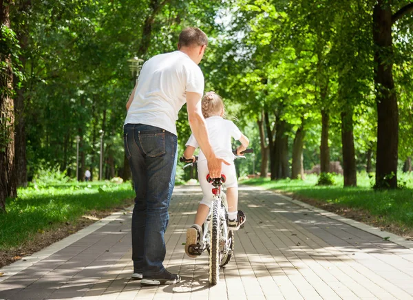 Far undervisning cykling dotter — Stockfoto