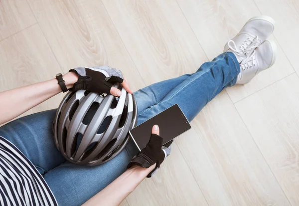 Sporty young woman sitting on floor — Stock Photo, Image