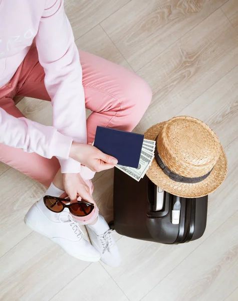 Turista con passaporto, denaro e valigia — Foto Stock