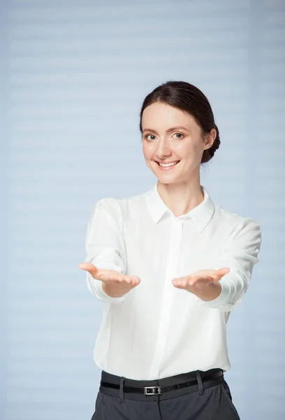 Lächelnde Frau zeigt leere Handfläche — Stockfoto