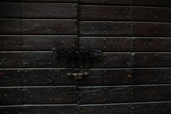 Modèle de la porte sombre en bois vieilli authentique — Photo