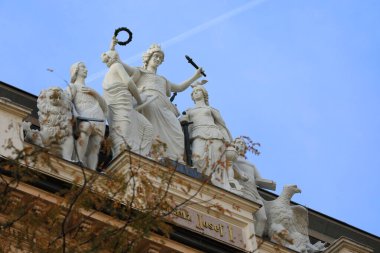 Viyana, Avusturya - 19 Eylül 2019: Mariahilferstrasse 'deki binanın ön dekorasyonu