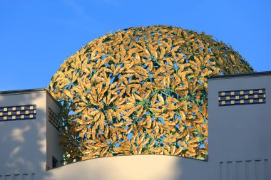 Viyana, Avusturya - 22 Eylül 2019: Gilt defne altın kubbe bölüm binasında ayrılıyor