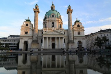 Viyana, Avusturya - 17 Eylül 2019: Avusturya 'nın Viyana kentindeki Karlsplatz kentinde bulunan barok kilise