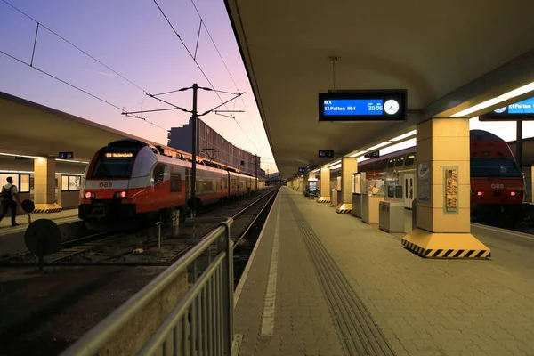 Відень, Австрія - 15 вересня 2019: поїзди на міському залізничному вокзалі — стокове фото