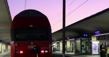 Modern tren Westbahnhoff tren istasyonunda kalkışa hazır.