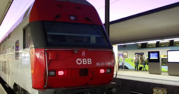 Moderne trein klaar voor vertrek op het Westbahnhoff treinstation — Stockvideo