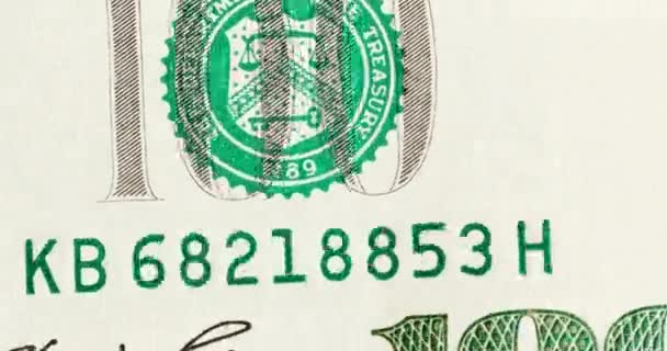 Rostoucí nahoru a dolů svazek 100 dolarů bankovek, makro pohled — Stock video