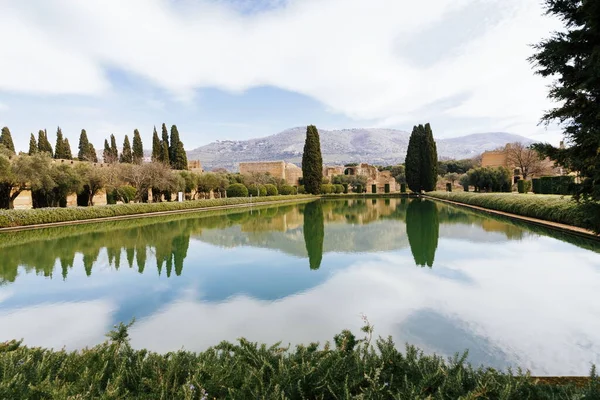 Veduta panoramica delle montagne italiane dal sito archeologico di Villa Adriana o Villa Adriana a Tivoli provincia di Roma Lazio. Lo stagno è in primo piano regione- Italia — Foto Stock