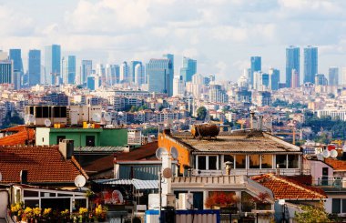 İstanbul 'un tam merkezindeki eski geleneksel evlerin manzarası. Arka planda modern endüstriyel binalar var.