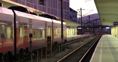 Modern tren Westbahnhoff tren istasyonunda kalkışa hazır.