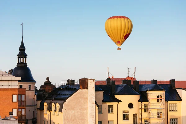 Erstaunliche touristische Aussicht auf die kungstornen in stockholm — Stockfoto