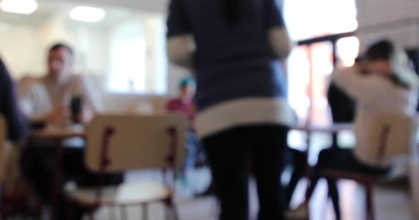 Gente en la cafetería. Muchas personas irreconocibles que tienen su tiempo en la cafetería — Vídeo de stock