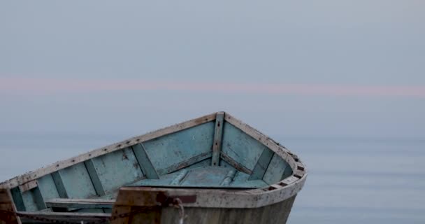 淡淡的蓝天在平静的海面上与船相映成趣的水彩画 — 图库视频影像