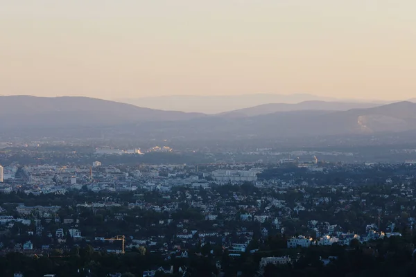 Beautiful sunset with the view of the skyline over the hills around Vienna — Stock Photo, Image