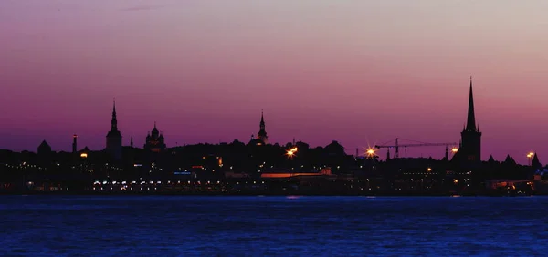 De schilderachtige avond skyline van Tallin — Stockfoto