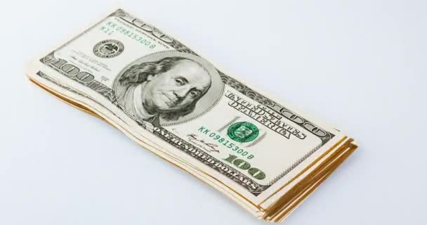 Beyaz arka planda 100 dolarlık banknotlarla büyümek, sıkı çerçeve. — Stok video