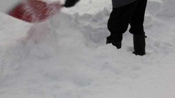 Man removing snow with the showel — Stock Video