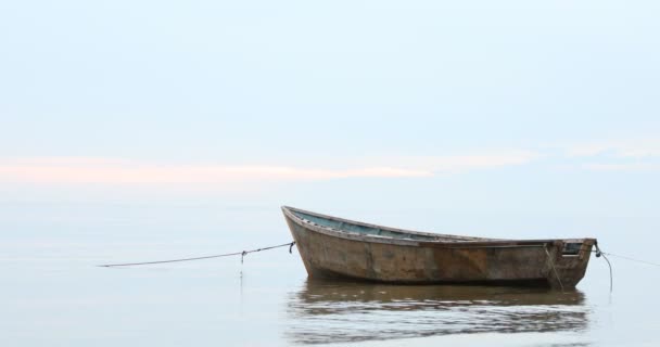 淡淡的蓝天在平静的海面上与船相望的田园风光 — 图库视频影像