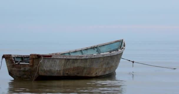 Loď rybáře na vlnách Baltského moře v časném ukotvení — Stock video