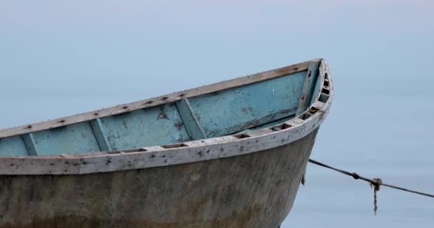 Zbliżenie łodzi rybaka przed spokojną błękitną falą morską — Wideo stockowe