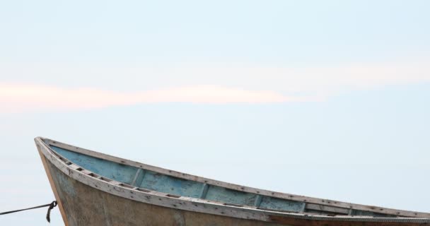 Идиллическая сцена нежного голубого неба над спокойным морем с лодкой на переднем плане — стоковое видео