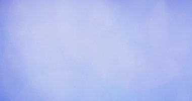 Yavaşça mavi arka planda büyük odaklı bokeh daireler çiziyor.