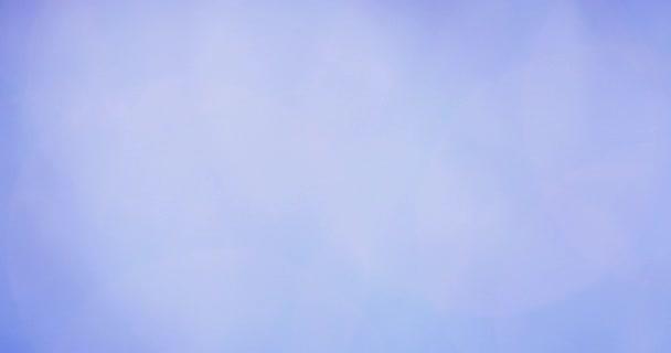 Se déplaçant lentement énormes cercles bokeh déconcentrés dans le bleu backround 