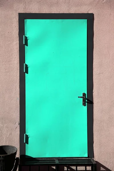 Drzwi w kolorze aqua menthe — Zdjęcie stockowe