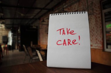 Sokak kafeteryasındaki kağıda yazılan özen metnini al