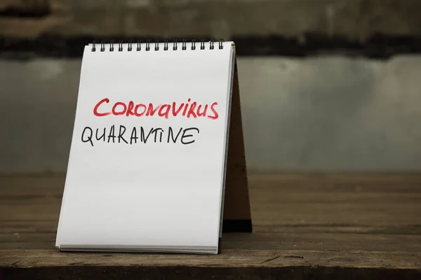 Quarantena di Coronavirus. Testo scritto a mano su carta — Foto Stock
