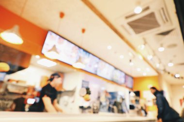 Kafenin içi bulanık ve soyut.