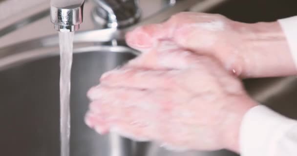 Неузнаваемая женщина тщательно мыла руки — стоковое видео