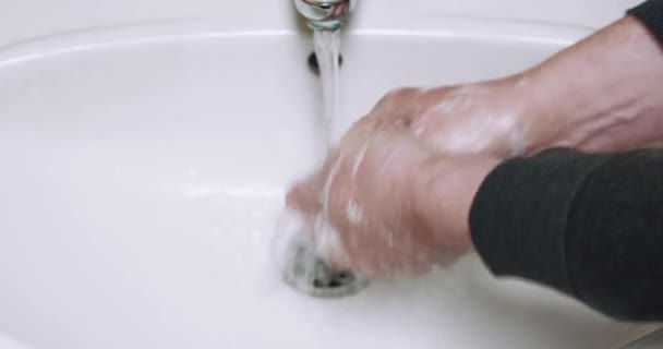 Неузнаваемый человек тщательно мыл руки. — стоковое видео
