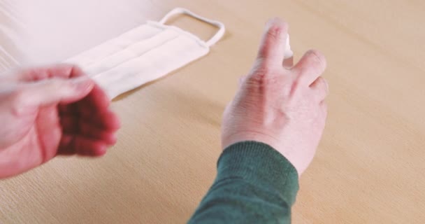 Mann trägt Desinfektionsmittel auf die Hände auf — Stockvideo