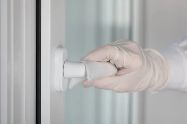 Mujer mano en guantes desechables abriendo la puerta usando un pedazo de papel — Foto de Stock