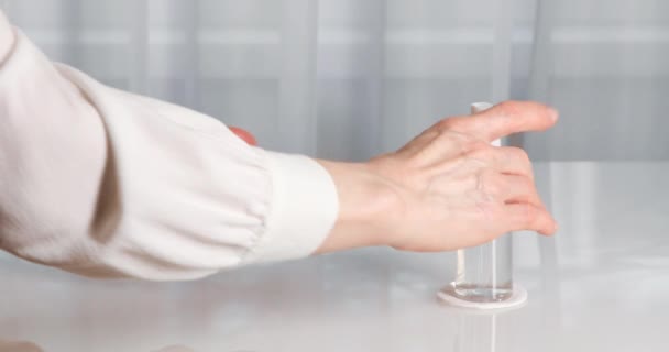세정제를 사용하는 여성 손 — 비디오