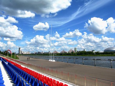 Kürek kanalında çok güzel bir gökyüzü. Krylatskoe kürek kanalı Krylatskoye bölgesinde bir spor tesisidir. Moskova. Fotoğraf: Haziran 2013.