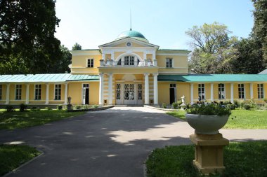 Brattsevo, Skhodna Nehri 'nde bir malikane kompleksi. Moskova, Rusya. 1813-1815 yılları arasında inşa edilmiş..