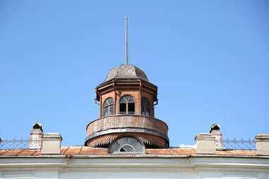 Yangından önce binanın bir parçası. Naryshkin malikanesinin ana binası, 1744 'te inşa edildi. Modern Moskova sınırları içinde bulunan asil bir ülke mülkü. Filevsky Parkı. Fotoğraf: Ağustos 2013.
