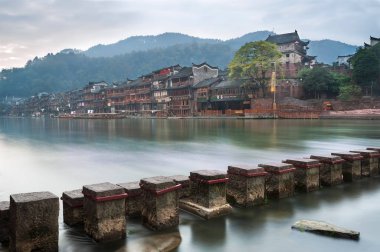 Tuojiang Nehri Kuzey kapısı Fenghuang, Hunan eyaleti, Çin planda ile basamak taşları