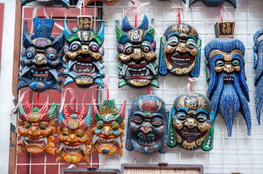 Yu Garden, Shanghai yakınındaki bir Hediyelik eşya pazarında satışa ahşap Çin maskeleri