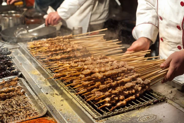 Carne a la parrilla en palos en el mercado nocturno de Wangfujing, Beijing — Foto de Stock