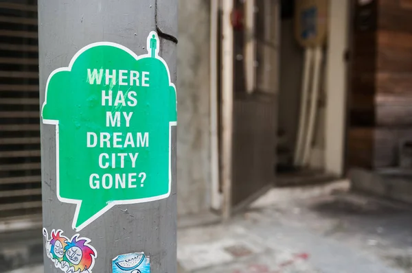 Adesivo em um abajur de Hong Kong perguntando: "Para onde foi a minha cidade de sonho ?" — Fotografia de Stock