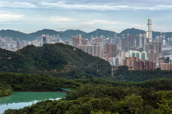 Видом на горизонт Гонконгу, як видно з Кам Шань, Kowloon — стокове фото