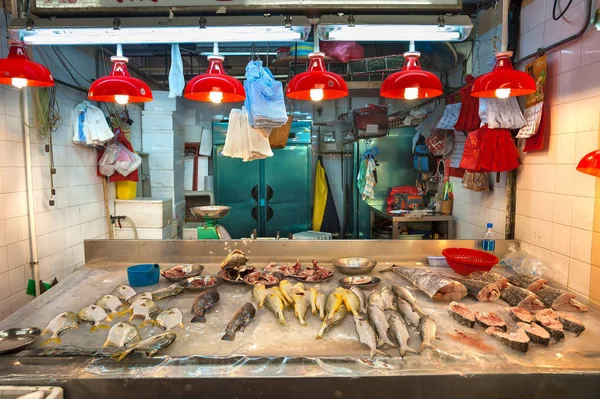 Färska skaldjur till salu på ett inomhus matmarknad i Hong Kong — Stockfoto