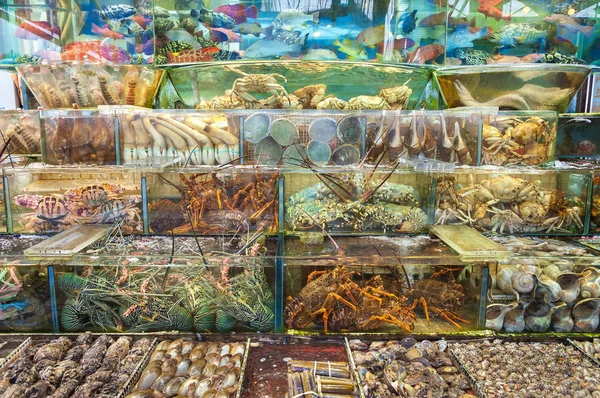 Schaal-en schelpdieren leven buiten een restaurant in Sai Kung, Hong Kong — Stockfoto