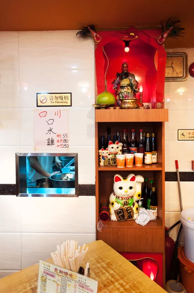 Shrine containing a statue of the Chinese God of War Guan Yu inside a Hong Kong restaurant — Stock Photo, Image